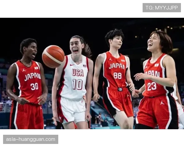 季前赛场边镜头:斯图尔特与威尔逊赛前拥抱,赛后交流良久 季前赛场边镜头:斯图尔特与威尔逊赛前拥抱,赛后交流良久